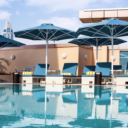 Pullman Jumeirah Lakes Towers Hotel y Residencia Dubái Exterior foto The pool at the Westin Dubai