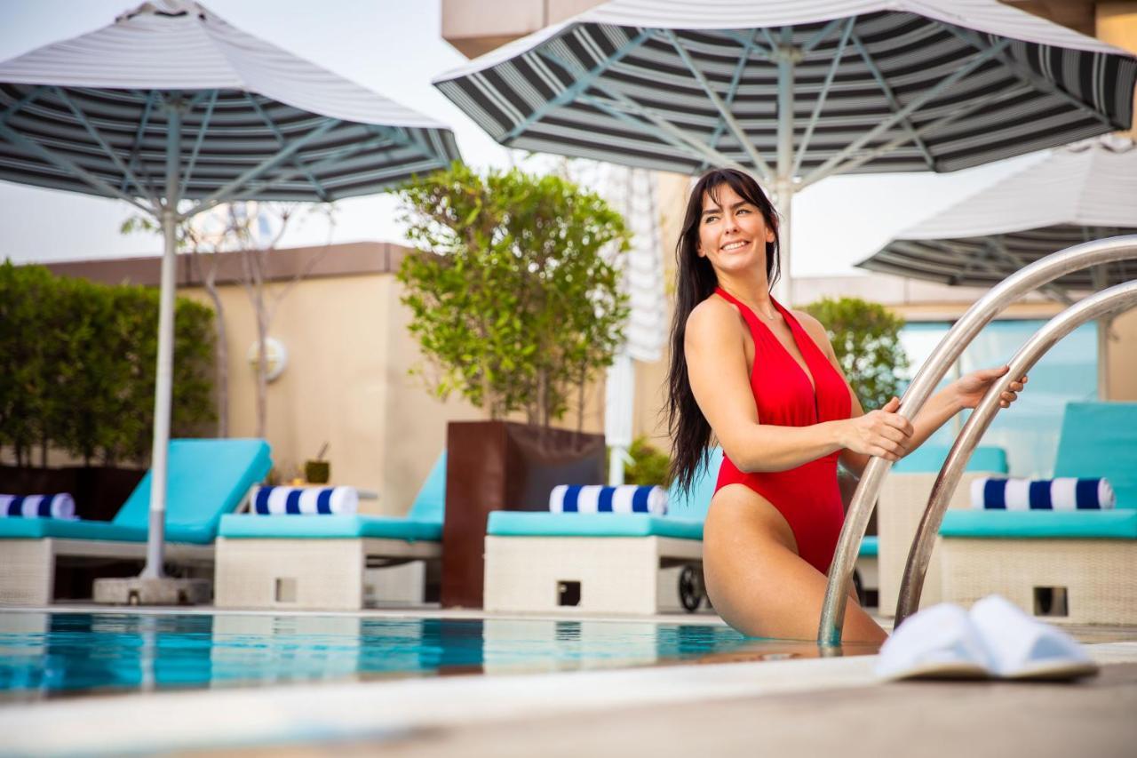 Pullman Jumeirah Lakes Towers Hotel y Residencia Dubái Exterior foto A model at the pool at the Wynn Las Vegas