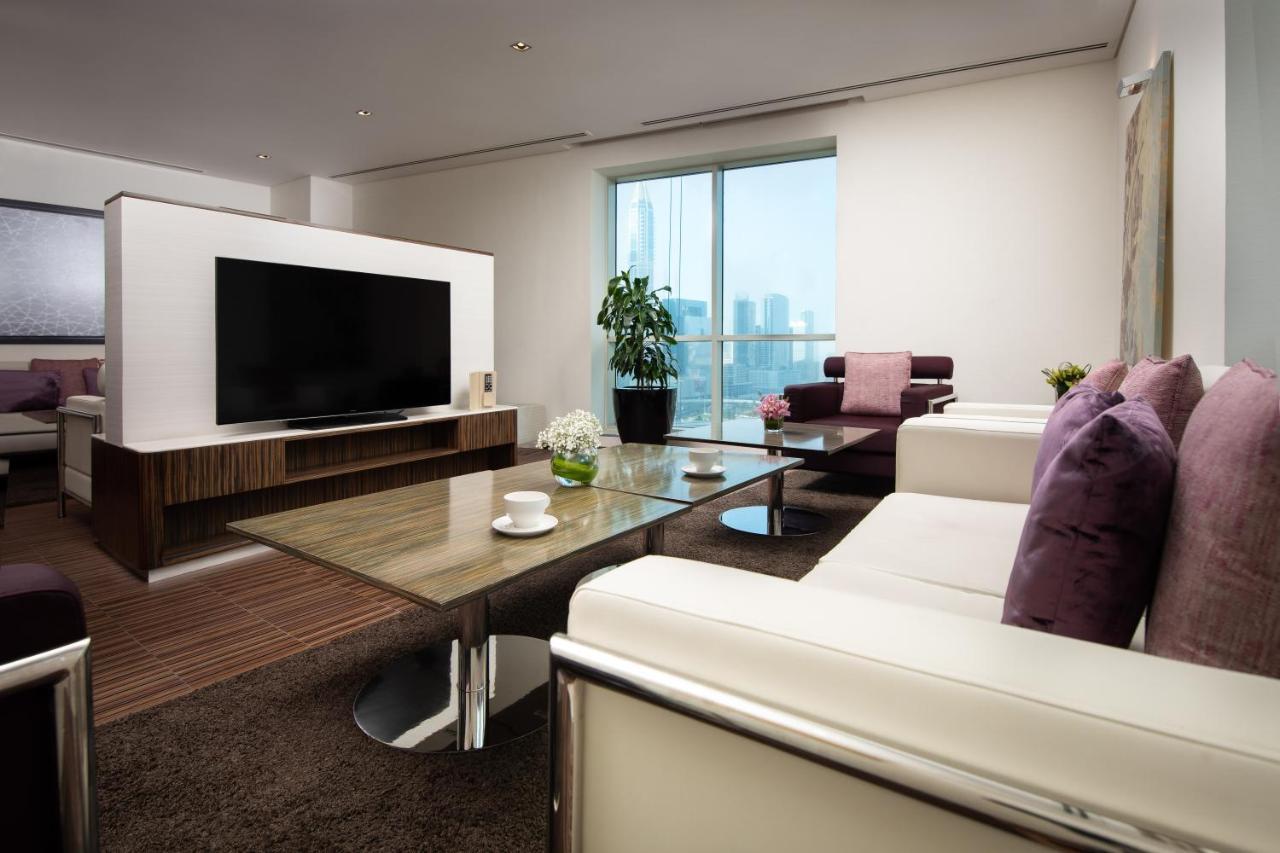 Pullman Jumeirah Lakes Towers Hotel y Residencia Dubái Exterior foto A living room in a suite at the hotel