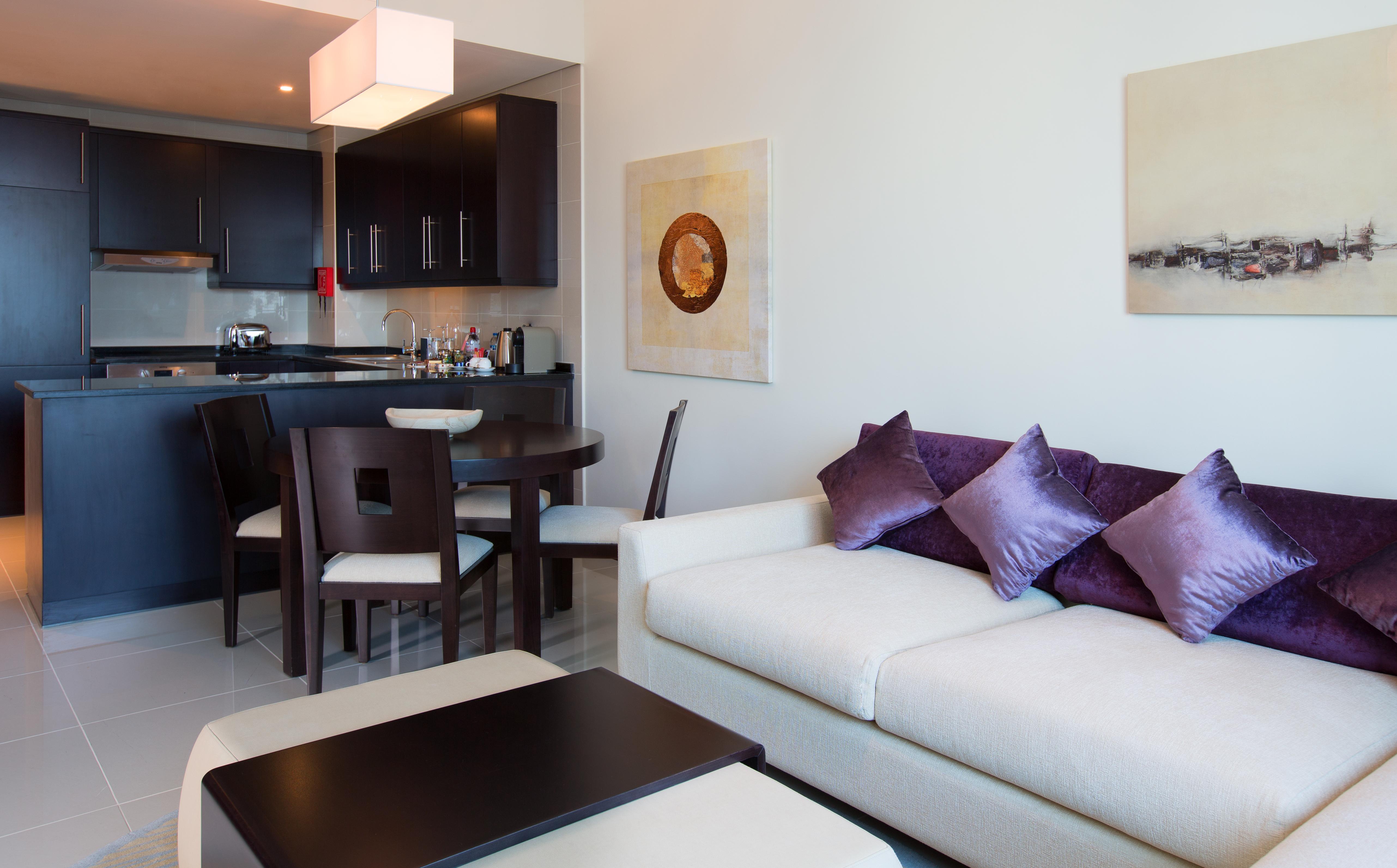 Pullman Jumeirah Lakes Towers Hotel y Residencia Dubái Exterior foto A living room in a serviced apartment in Dubai