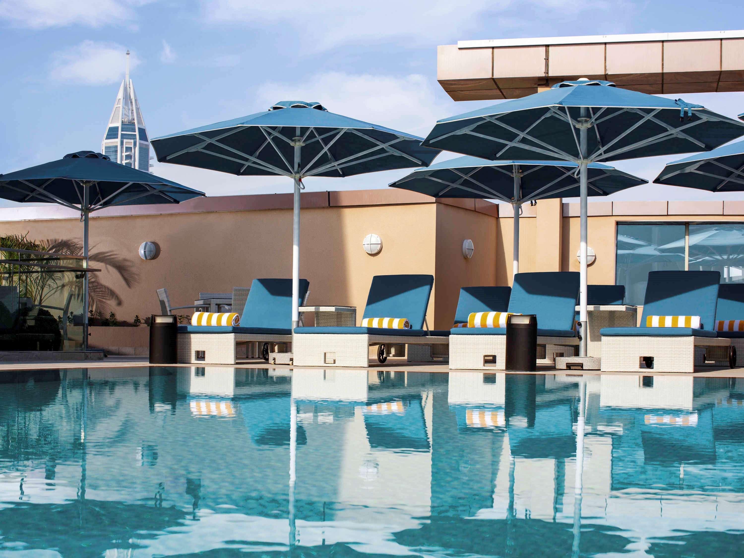 Pullman Jumeirah Lakes Towers Hotel y Residencia Dubái Exterior foto The pool at the Westin