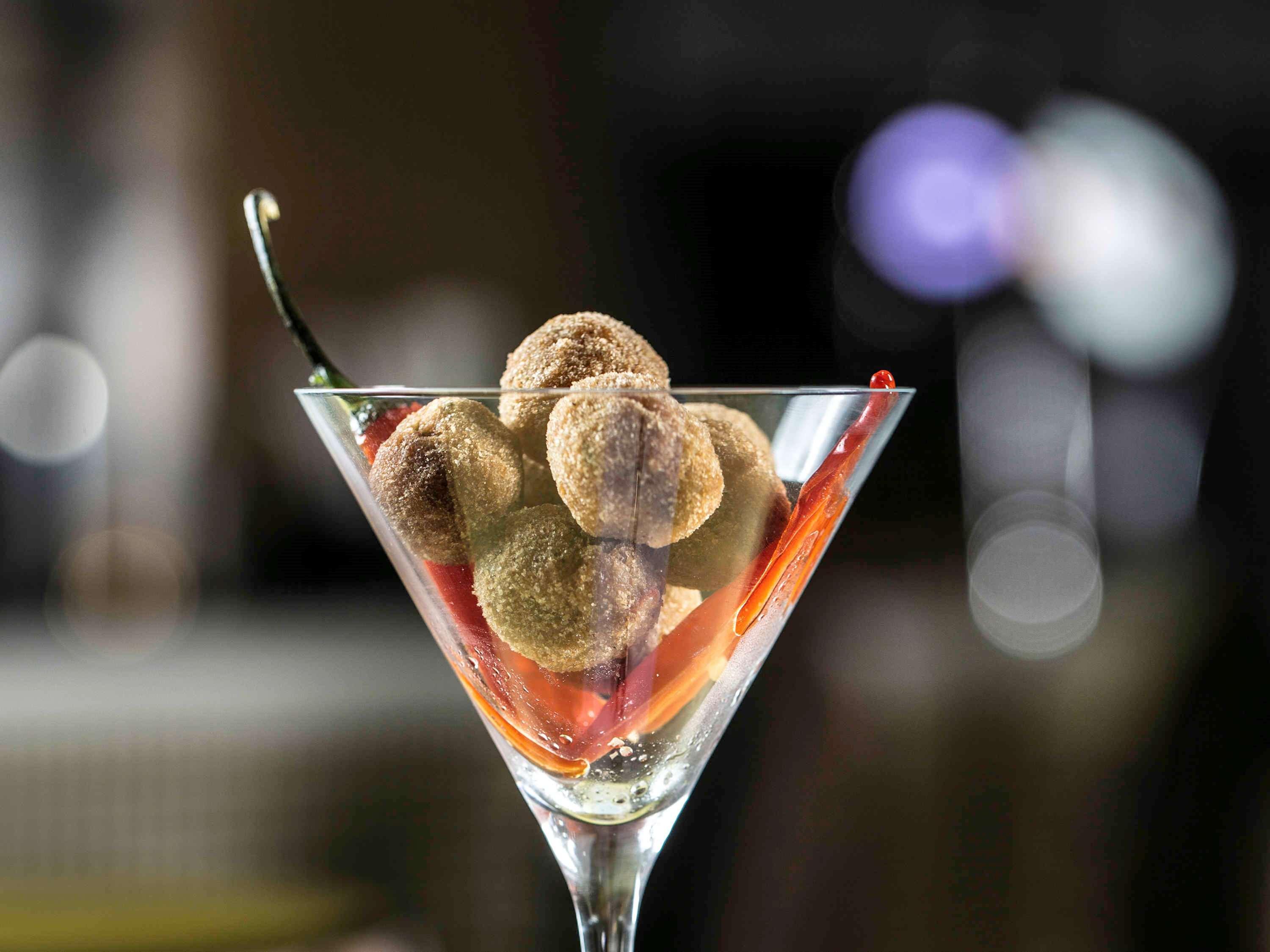 Pullman Jumeirah Lakes Towers Hotel y Residencia Dubái Exterior foto A cocktail with ice cubes