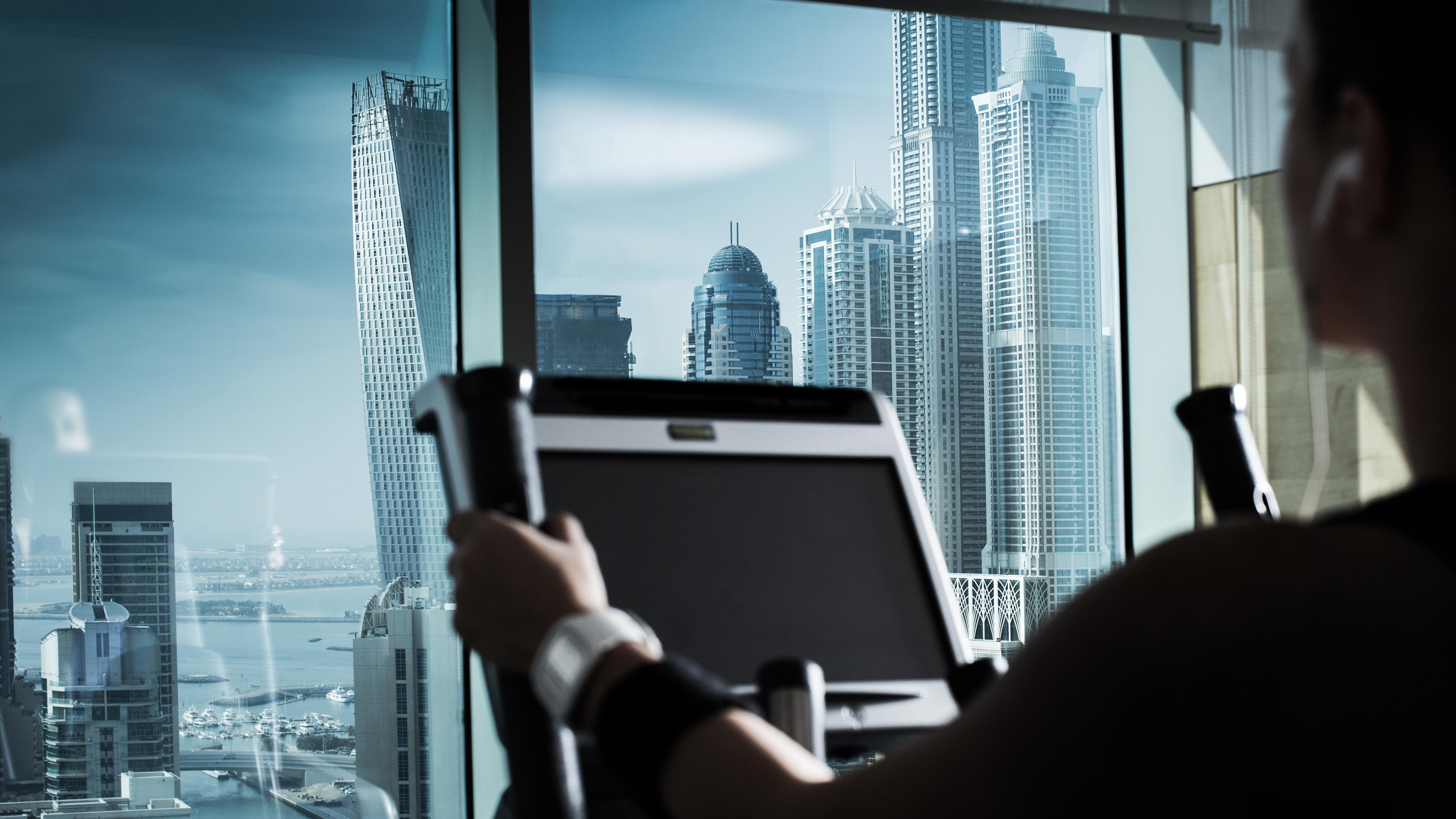 Pullman Jumeirah Lakes Towers Hotel y Residencia Dubái Exterior foto A person using a tablet computer