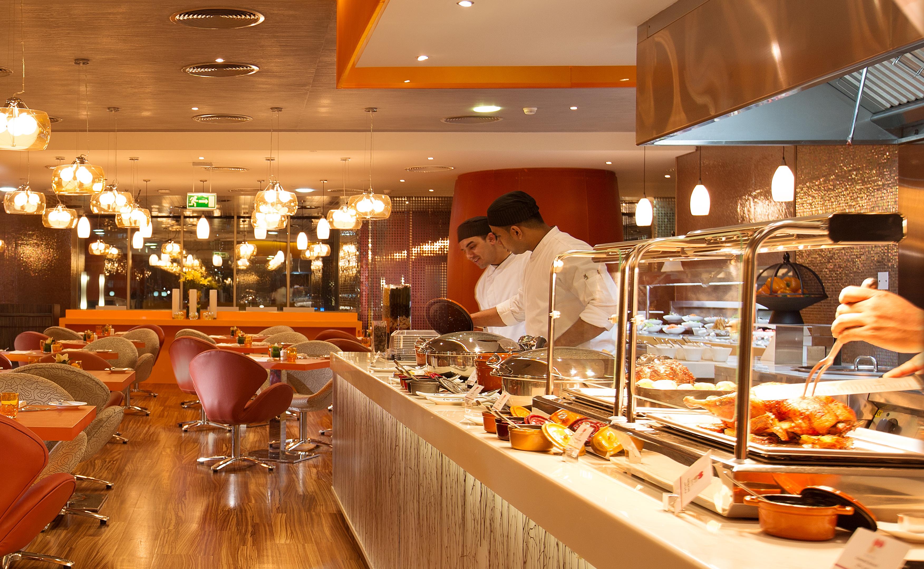 Pullman Jumeirah Lakes Towers Hotel y Residencia Dubái Exterior foto A buffet at a restaurant