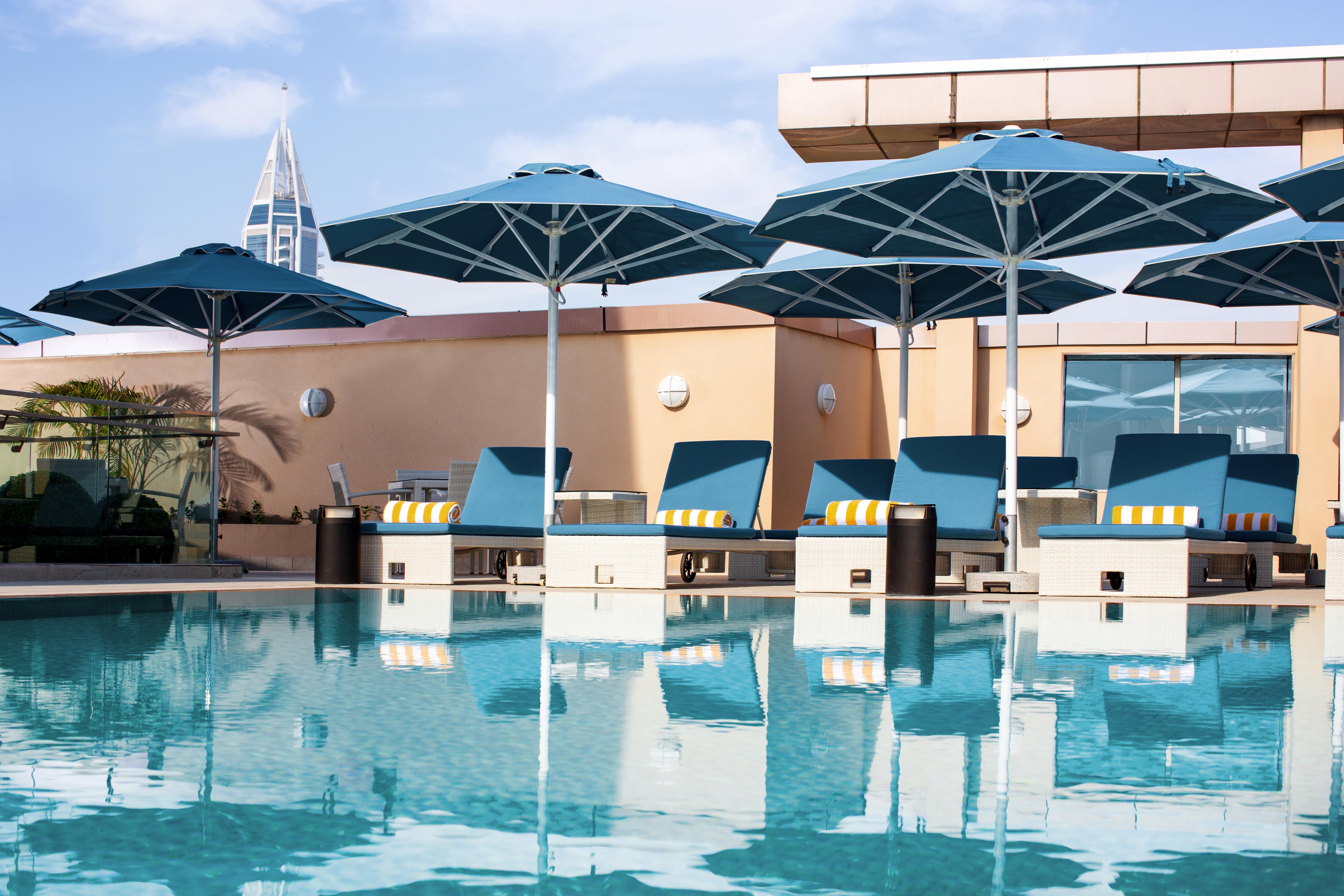 Pullman Jumeirah Lakes Towers Hotel y Residencia Dubái Exterior foto The pool at the Westin Dubai