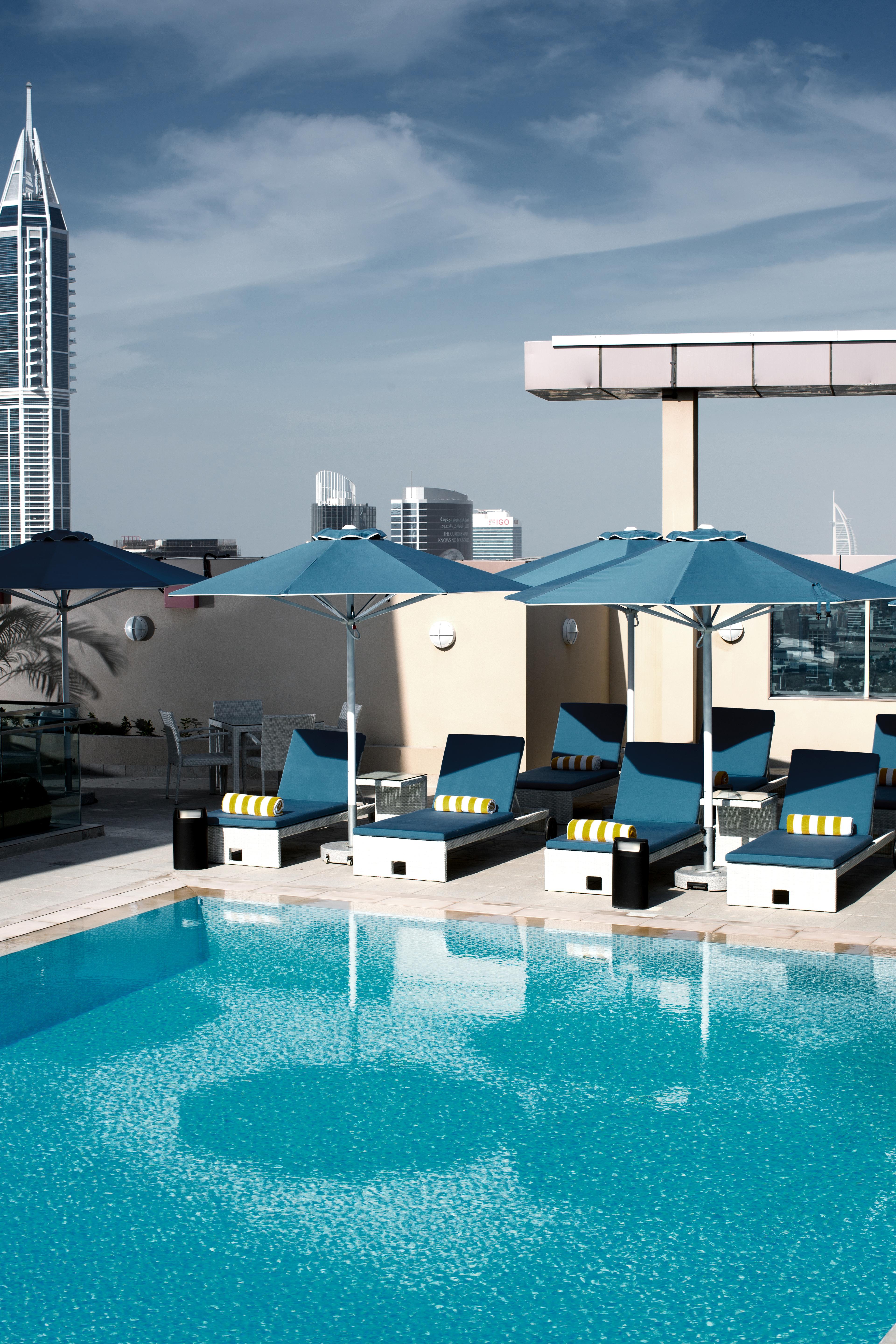 Pullman Jumeirah Lakes Towers Hotel y Residencia Dubái Exterior foto The swimming pool at the hotel