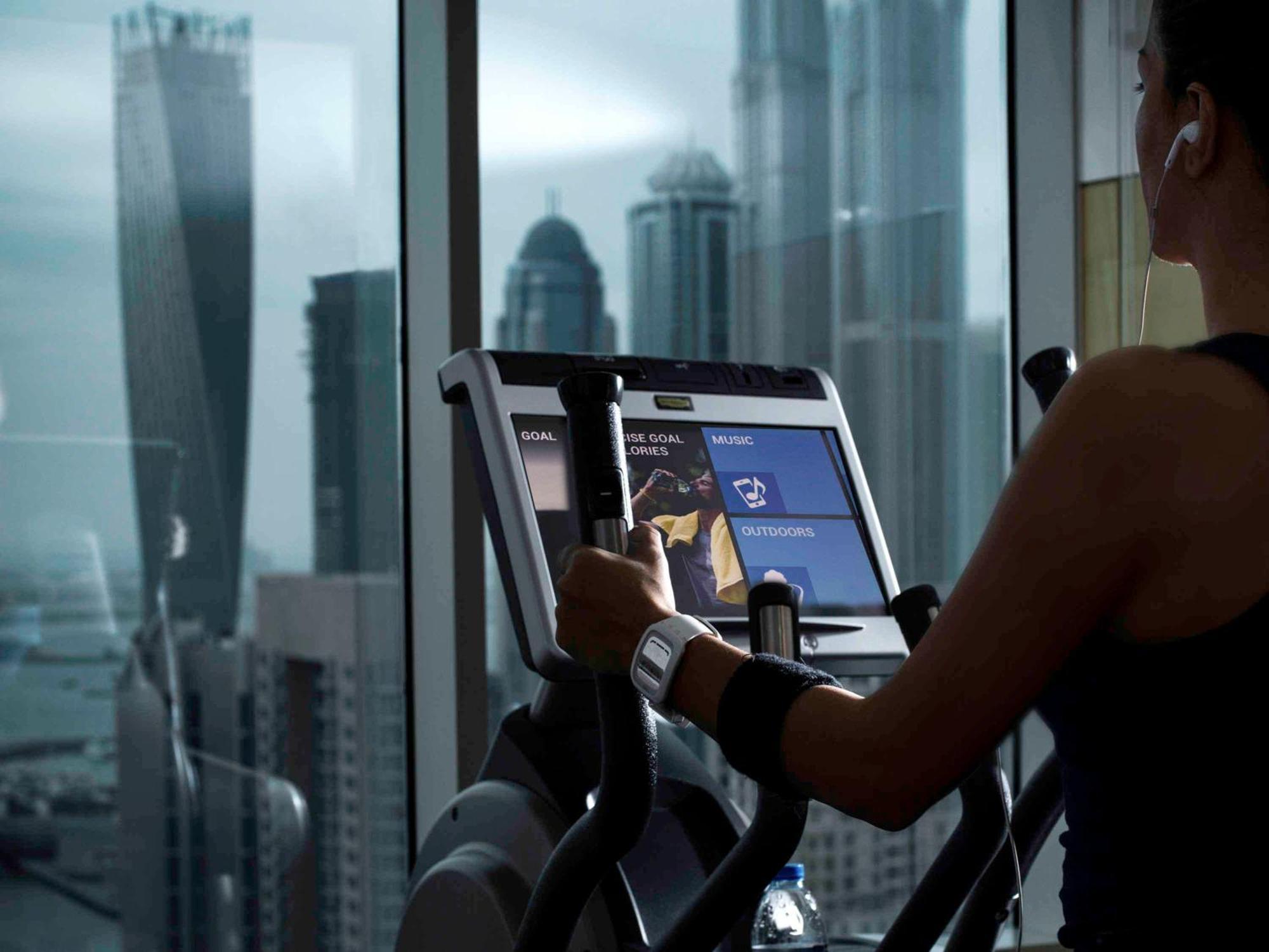 Pullman Jumeirah Lakes Towers Hotel y Residencia Dubái Exterior foto A Peloton bike in a gym