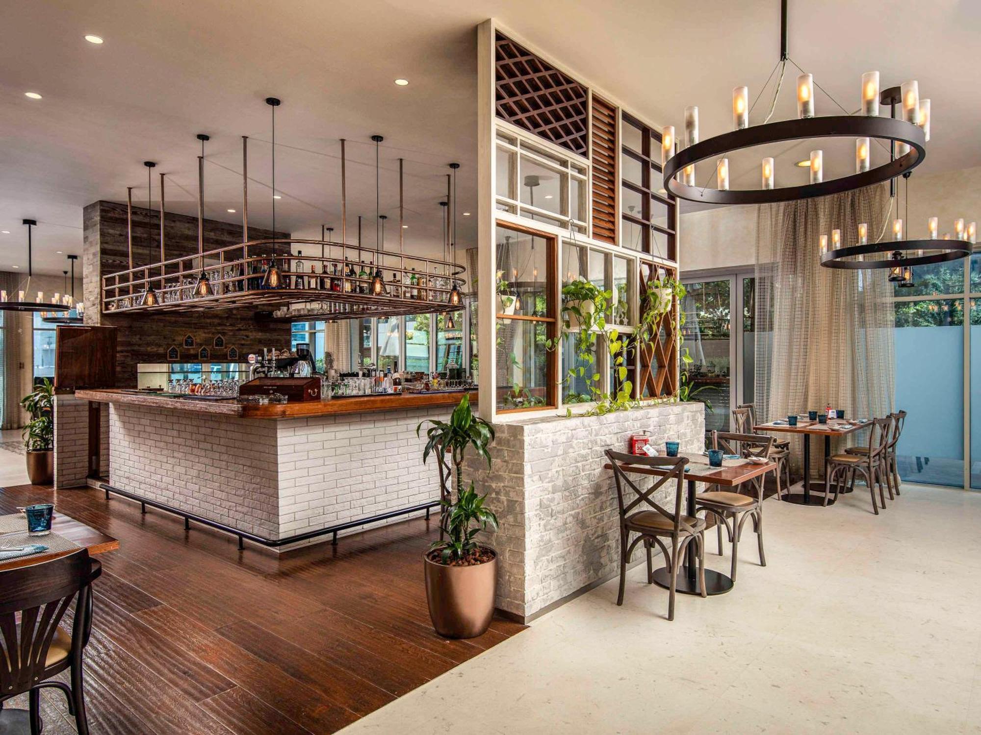 Pullman Jumeirah Lakes Towers Hotel y Residencia Dubái Exterior foto The Bar