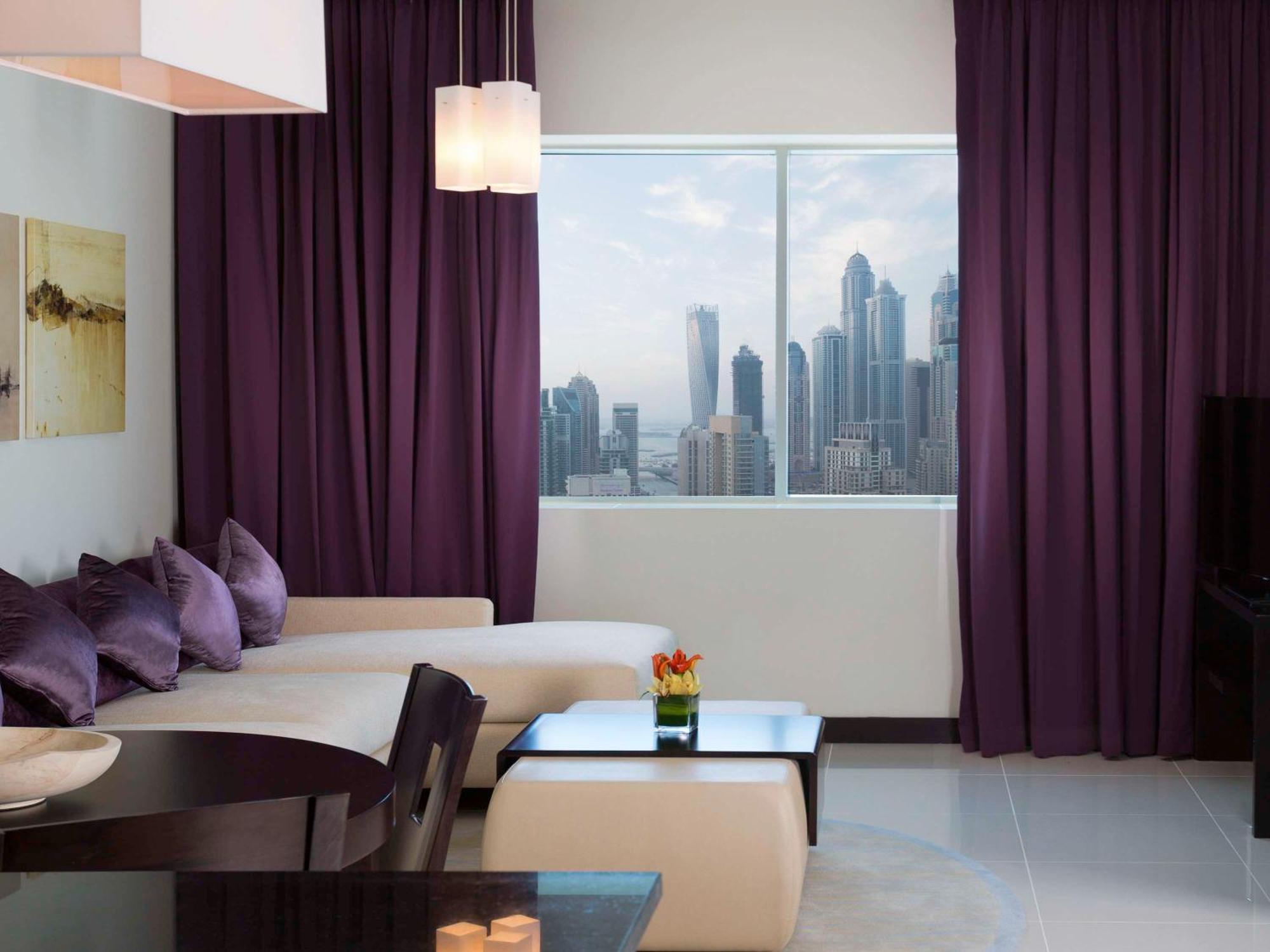 Pullman Jumeirah Lakes Towers Hotel y Residencia Dubái Exterior foto A living room in a typical apartment
