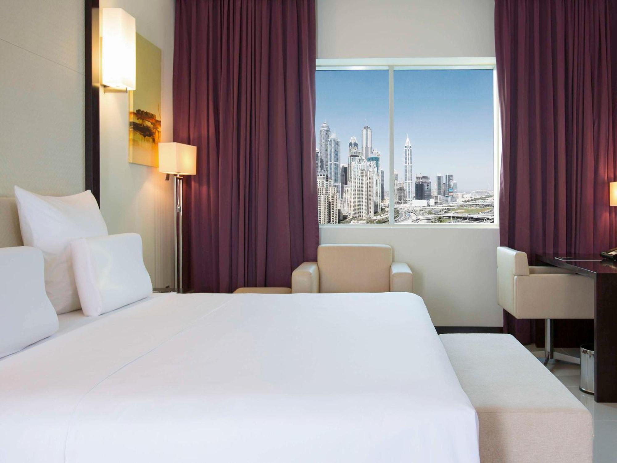 Pullman Jumeirah Lakes Towers Hotel y Residencia Dubái Exterior foto A typical room at the hotel