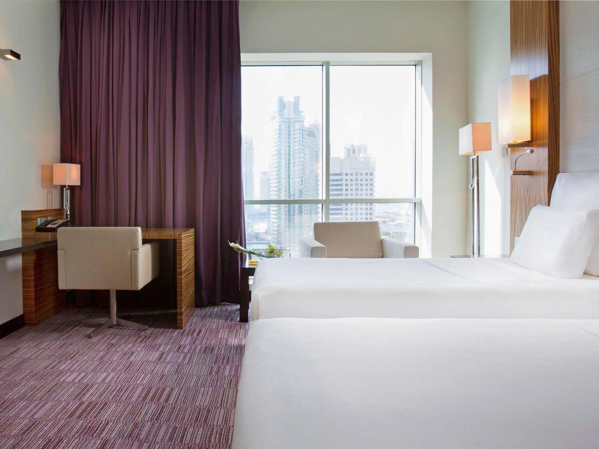 Pullman Jumeirah Lakes Towers Hotel y Residencia Dubái Exterior foto A typical room at the hotel