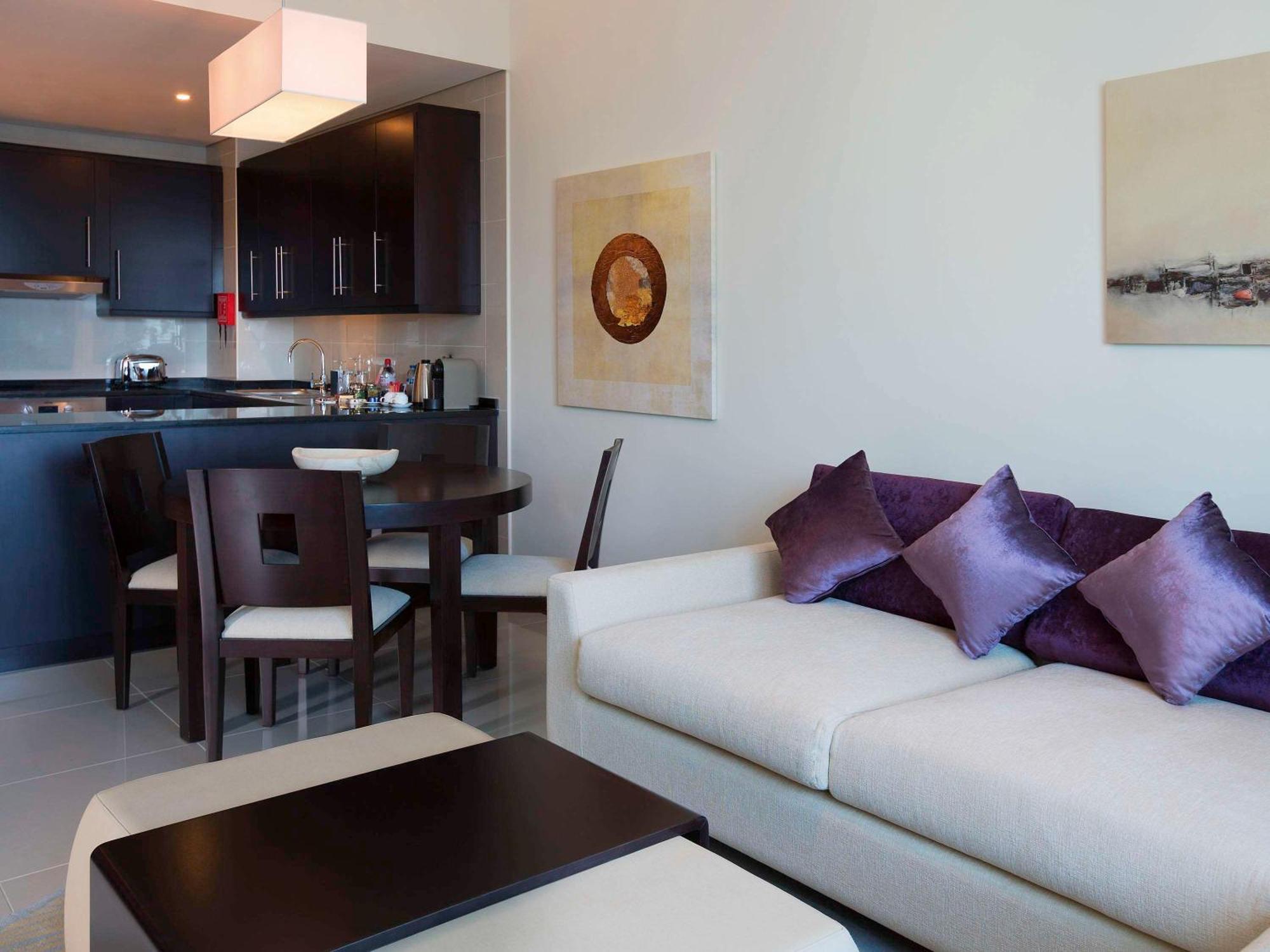 Pullman Jumeirah Lakes Towers Hotel y Residencia Dubái Exterior foto A living room in a typical apartment