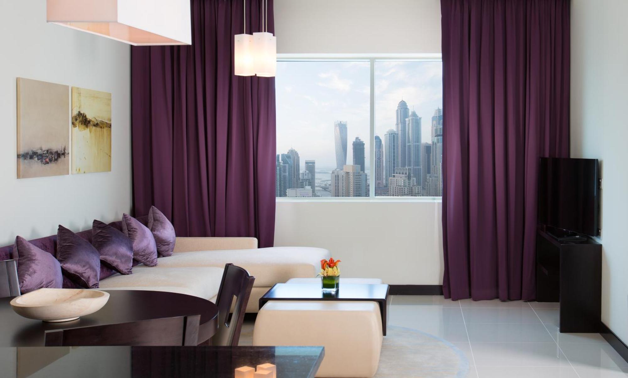 Pullman Jumeirah Lakes Towers Hotel y Residencia Dubái Habitación foto A living room with curtains