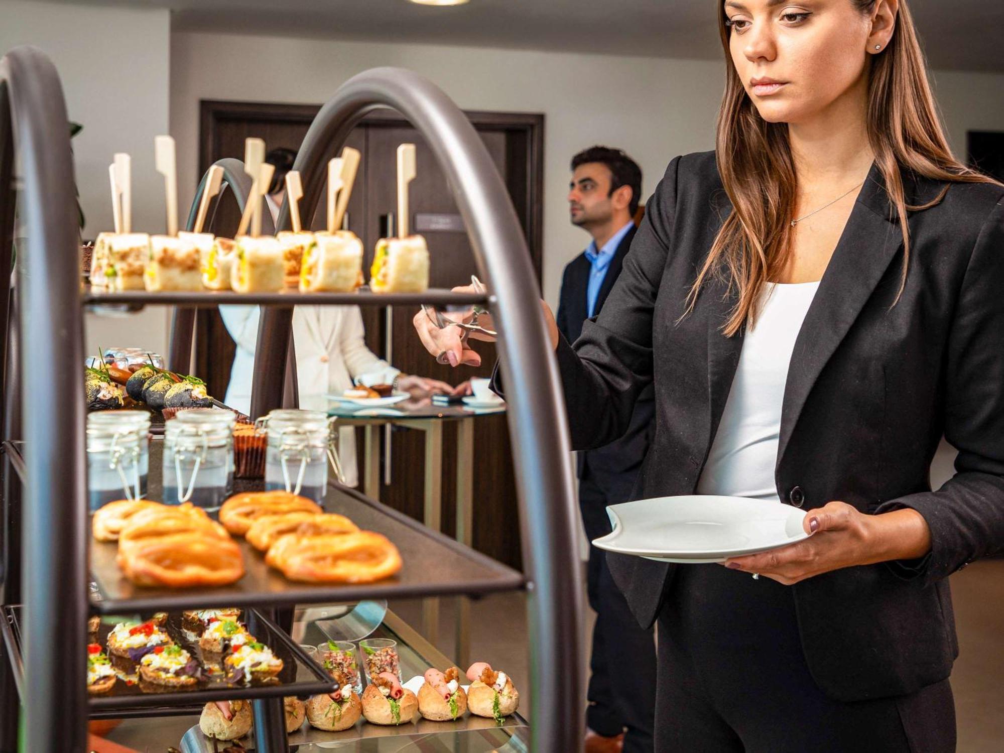 Pullman Jumeirah Lakes Towers Hotel y Residencia Dubái Exterior foto A buffet