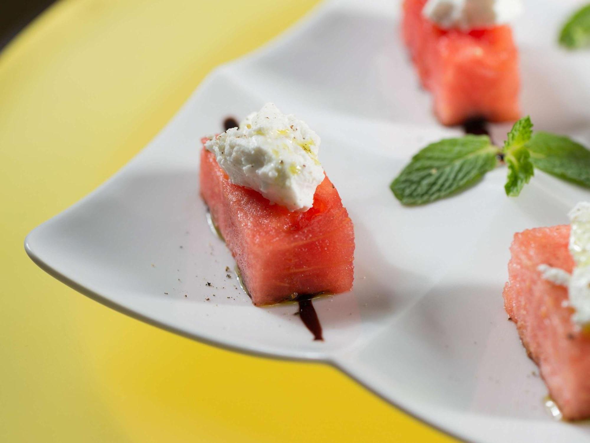Pullman Jumeirah Lakes Towers Hotel y Residencia Dubái Exterior foto Watermelon and feta cheese