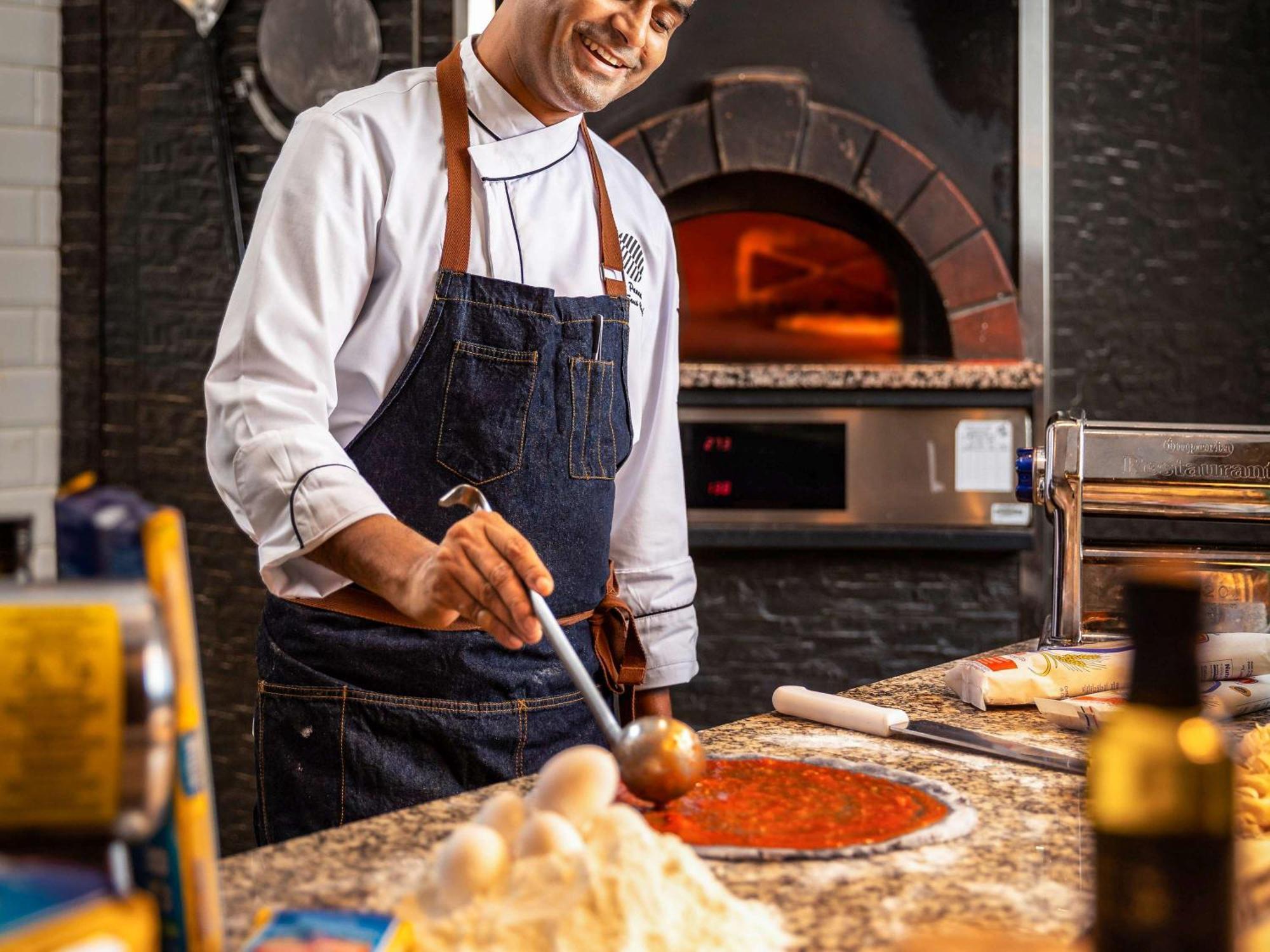 Pullman Jumeirah Lakes Towers Hotel y Residencia Dubái Exterior foto A pizzaiolo preparing a pizza