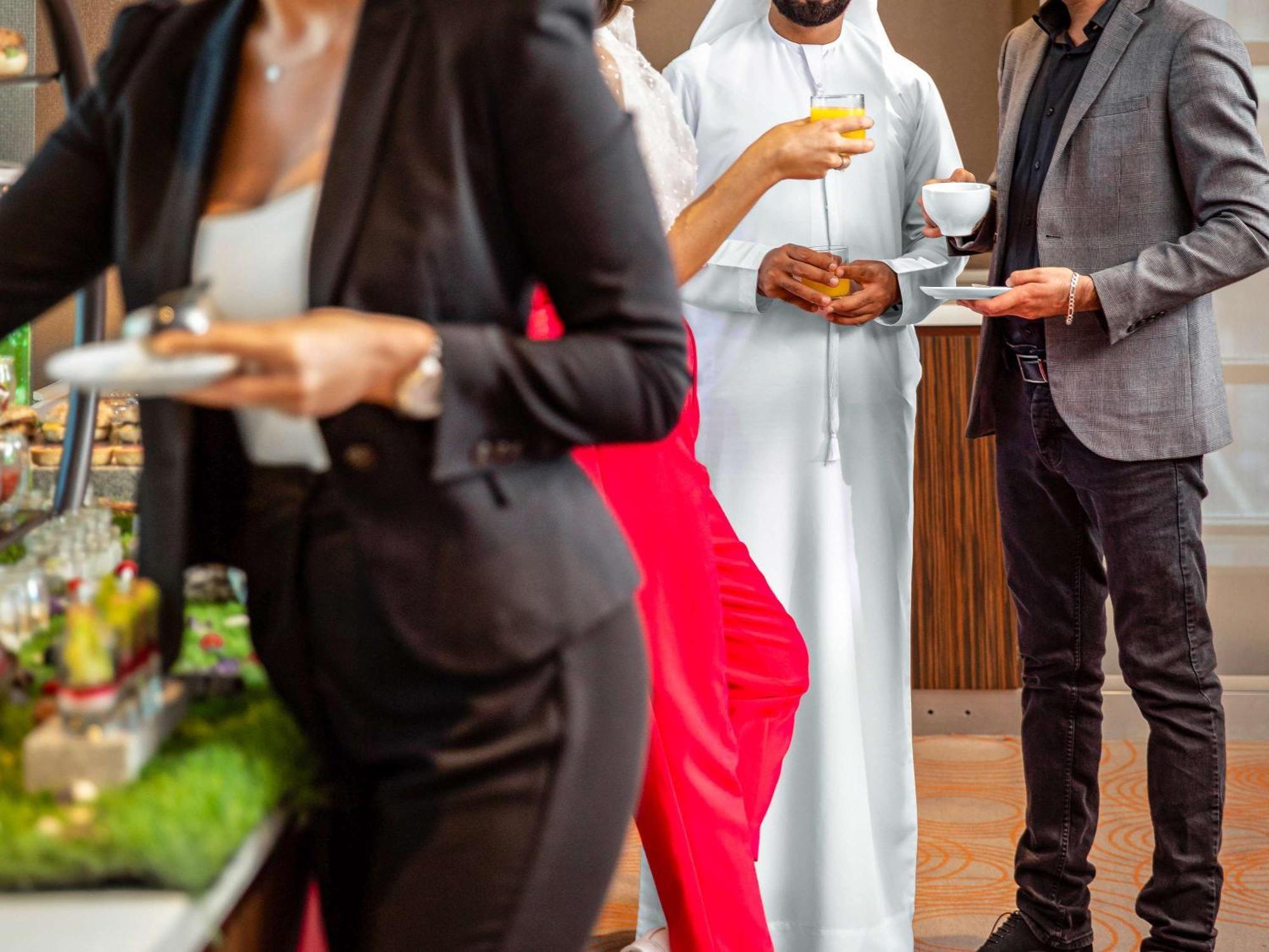Pullman Jumeirah Lakes Towers Hotel y Residencia Dubái Exterior foto A man wearing a thobe