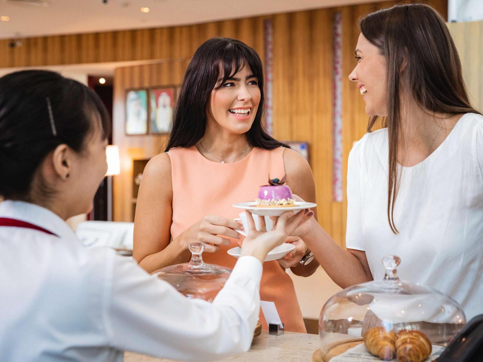 Pullman Jumeirah Lakes Towers Hotel y Residencia Dubái Exterior foto A guest being served at the lounge