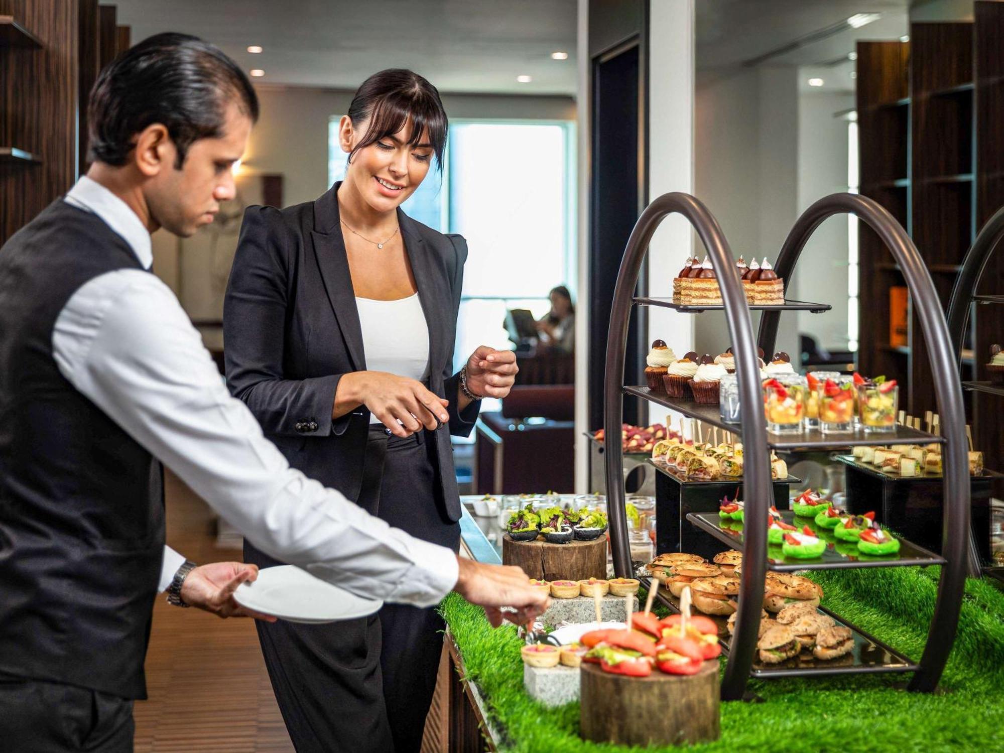 Pullman Jumeirah Lakes Towers Hotel y Residencia Dubái Exterior foto A guest being served at a buffet