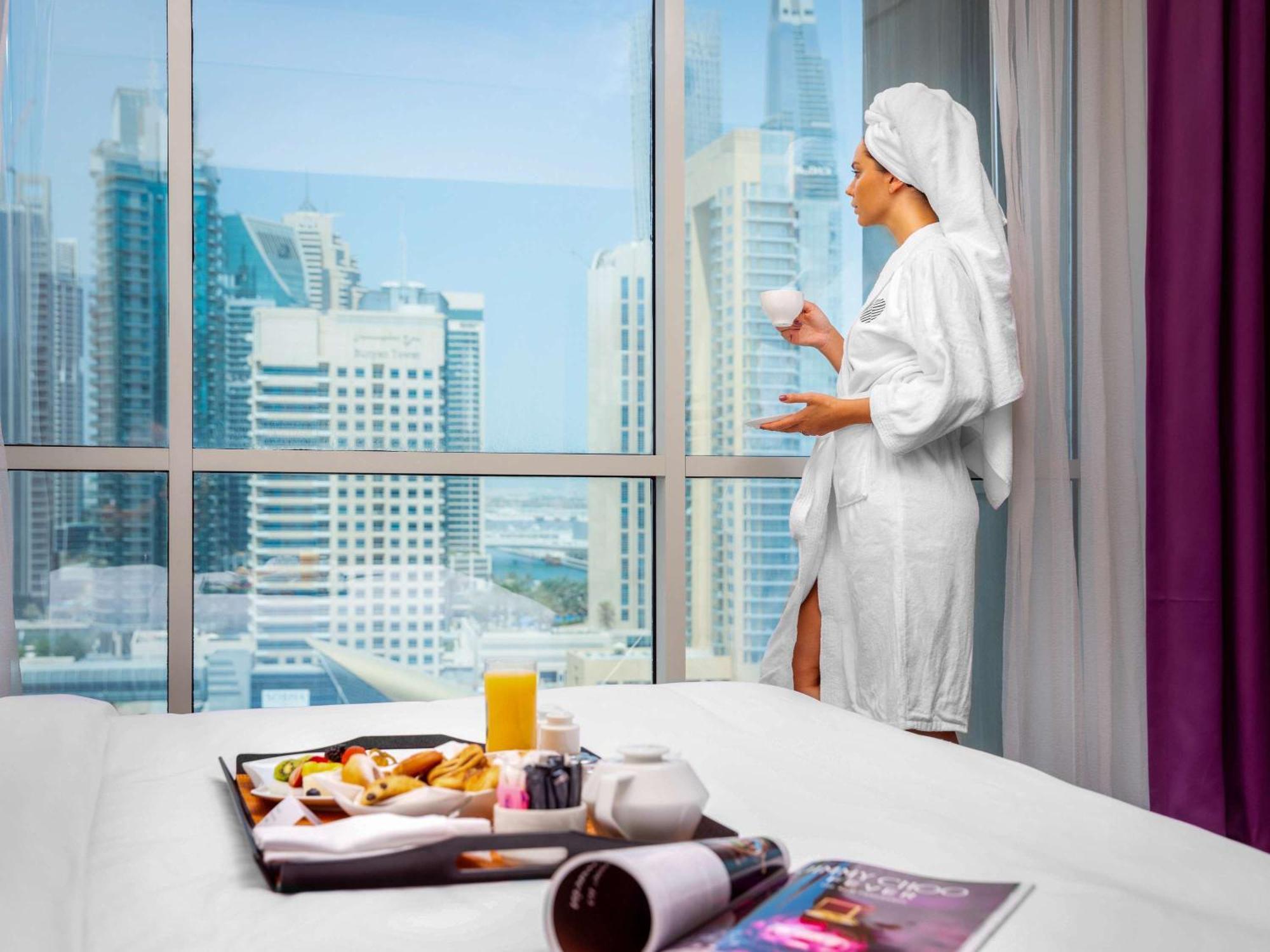 Pullman Jumeirah Lakes Towers Hotel y Residencia Dubái Exterior foto A woman wearing a bathrobe