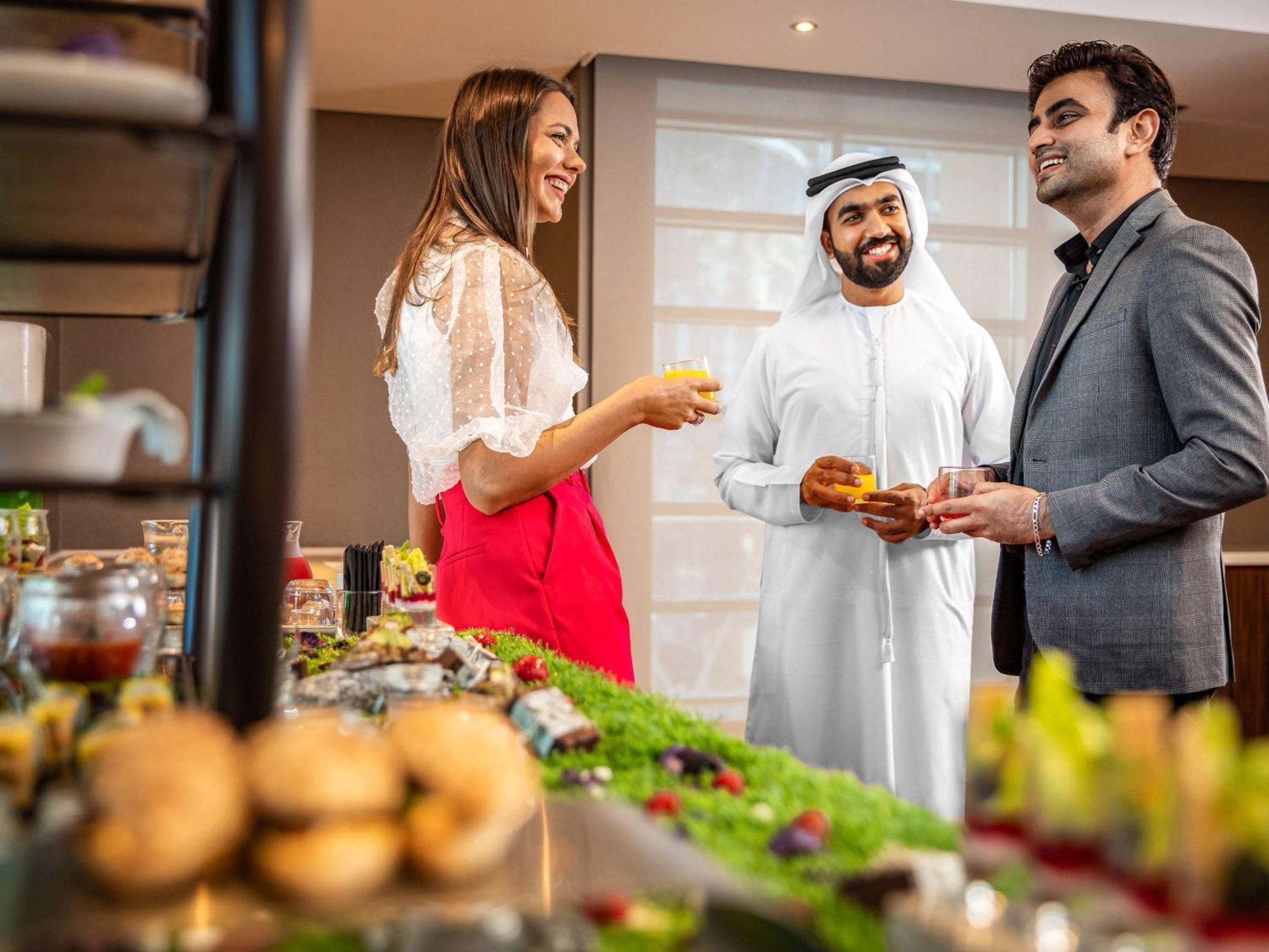 Pullman Jumeirah Lakes Towers Hotel y Residencia Dubái Exterior foto A buffet at a hotel