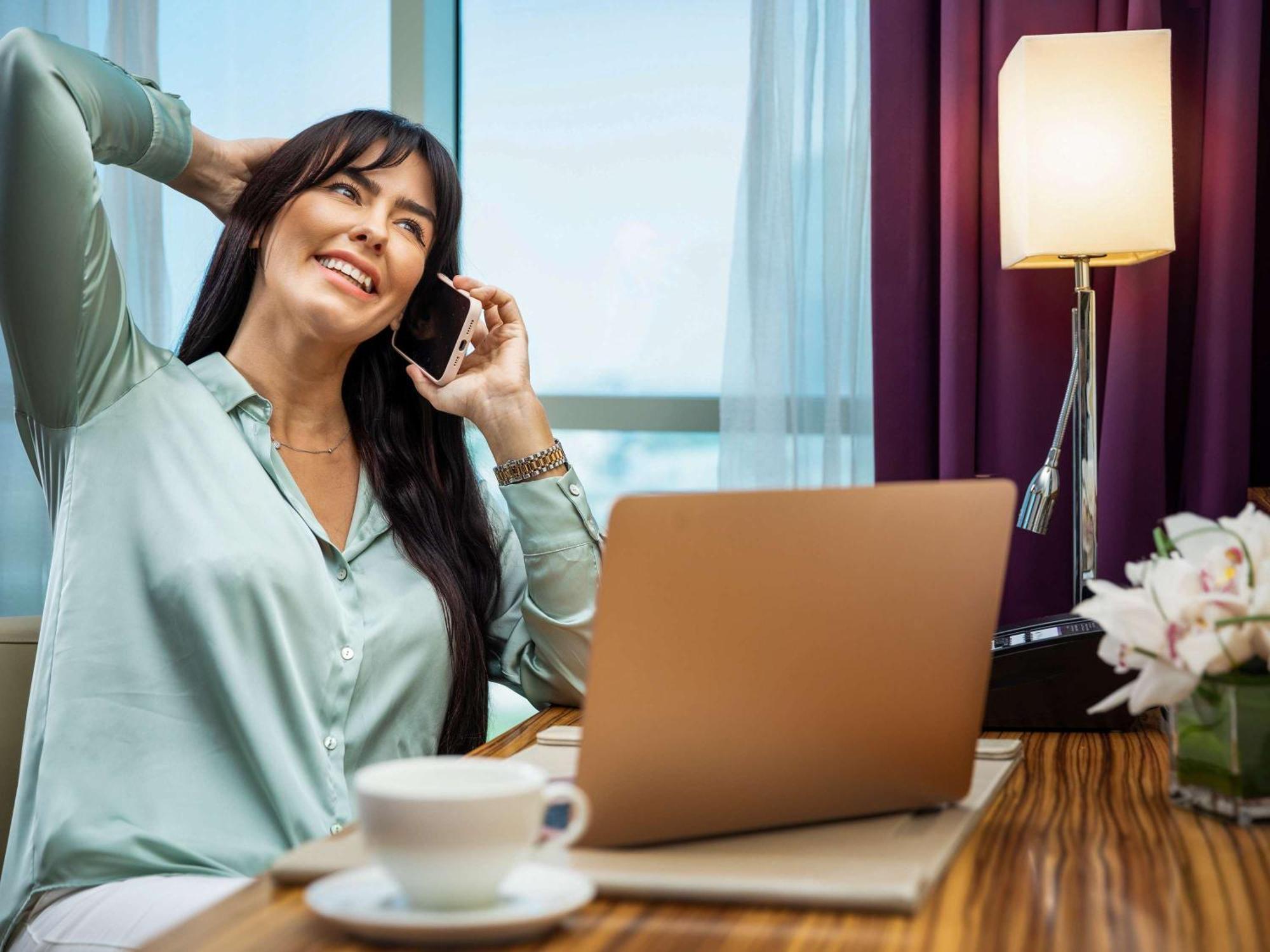 Pullman Jumeirah Lakes Towers Hotel y Residencia Dubái Exterior foto A woman working from home